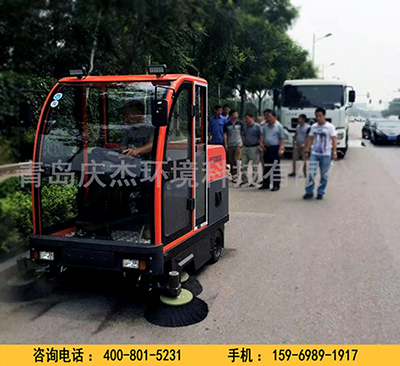 駕駛式掃地車的優(yōu)勢體現(xiàn)在社會的各個方面