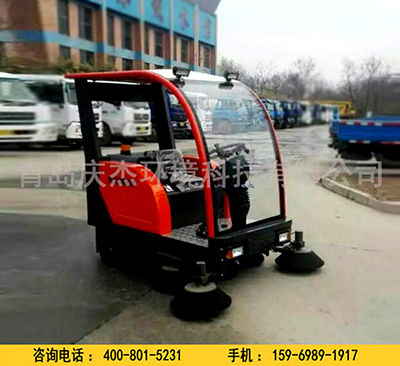 工廠用駕駛式掃地車在日常使用時(shí)該注意什么