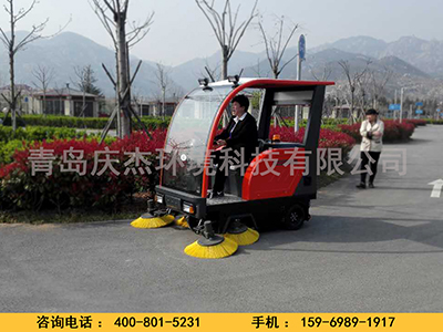 淺談駕駛式掃地機你不知道的細節(jié) 駕駛式掃地機被廣泛的應(yīng)用于環(huán)保清潔行業(yè)，工作效率高、效果好還青島掃地車青島駕駛式掃地車