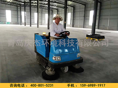 車間粉塵，慶杰掃地車對(duì)你說(shuō)不青島掃地車駕駛式掃地車