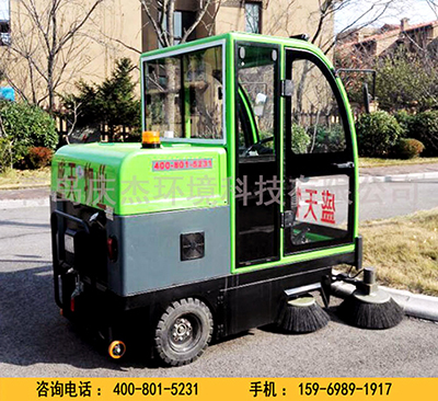 來戰(zhàn)！慶杰掃地車大戰(zhàn)秋季落葉青島掃地車駕駛式掃地車