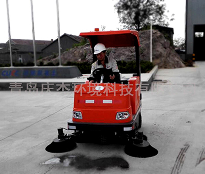 電動(dòng)掃地車哪家好？選擇電動(dòng)掃地車的標(biāo)準(zhǔn)是什么？青島掃地車廠家