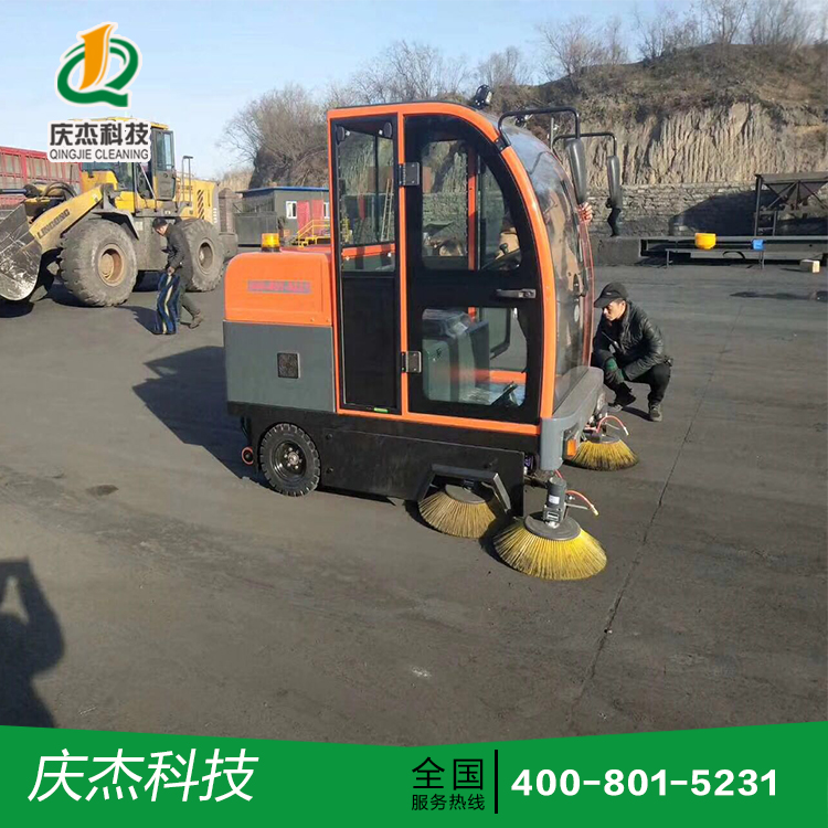 雷雨天氣，可以使用電動(dòng)掃地車嗎？