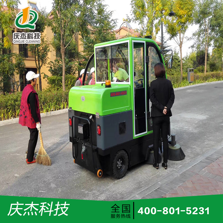 買電動(dòng)掃地車選進(jìn)口還是國(guó)產(chǎn)的？