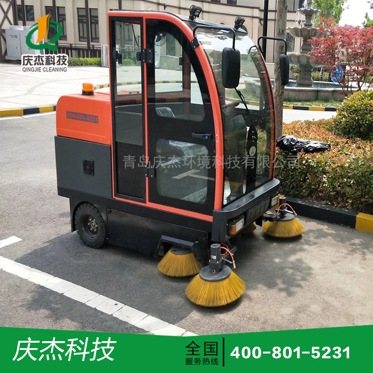 秋風(fēng)起，落葉飛舞，電動(dòng)掃地車(chē)不可少
