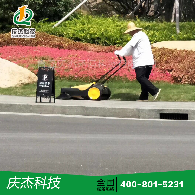 學(xué)校操場(chǎng)可以選擇什么樣的手推式掃地機(jī)？