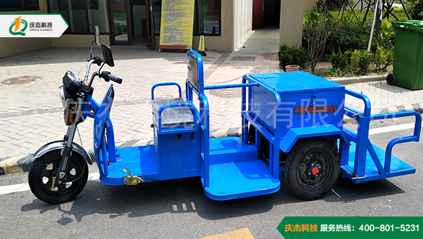 慶杰垃圾清運(yùn)車(chē)走進(jìn)居民社區(qū)
