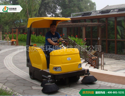 楊絮滿天飛,其實(shí)用電動(dòng)掃地車就能解決這問題!
