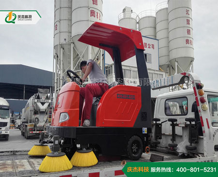 電動(dòng)掃地車幫助物流園克服清掃問題