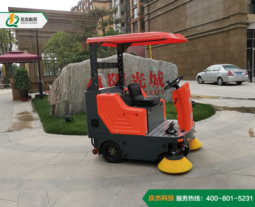 秋季，電動(dòng)掃地車幫你解決落葉難題