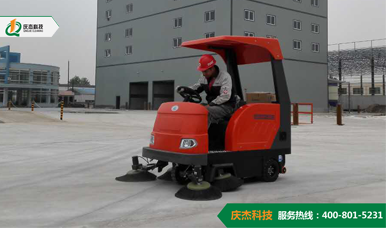 小型掃地車在作業(yè)時(shí)該注意哪些？