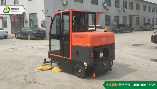 為什么越來越多工廠青睞電動掃地車？