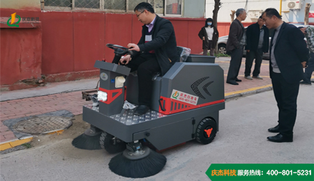 老小區(qū)地面清潔一樣可以選擇電動清掃車