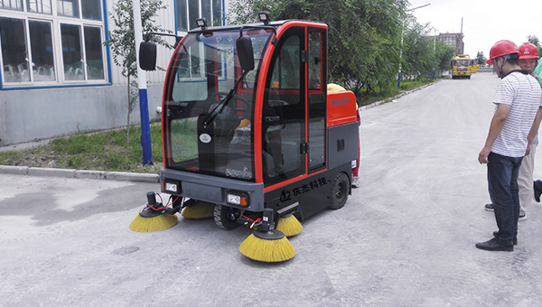 吸塵掃地車(chē)-清掃車(chē)-砂石廠(chǎng)使用慶杰掃地車(chē)，效果明顯